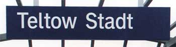 Bahnhofschild Teltow Stadt, DB-üblich weißer Text auf blauem Grund