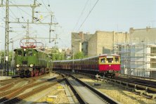 Am 7. August 1999 lieferten sich die E&nbsp;77&nbsp;10 (Baujahr 1924) und ein S-Bahnzug der Bauart Stadtbahn (Baujahre 1927-30) eine Wettfahrt auf dem Stadtbahnviadukt (hier am Bahnhof Friedrichstraße). Foto: André Pätzold