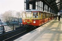 Der geschmückte Osterzug-Stadtbahner in Friedrichstraße, hinter der gläsernen Hallenwand der Tränenpalast