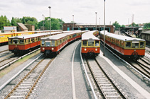 Vier historische S-Bahnzüge vor der Triebwagenhalle Erkner