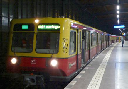 Zug in der Halle Schöneberg